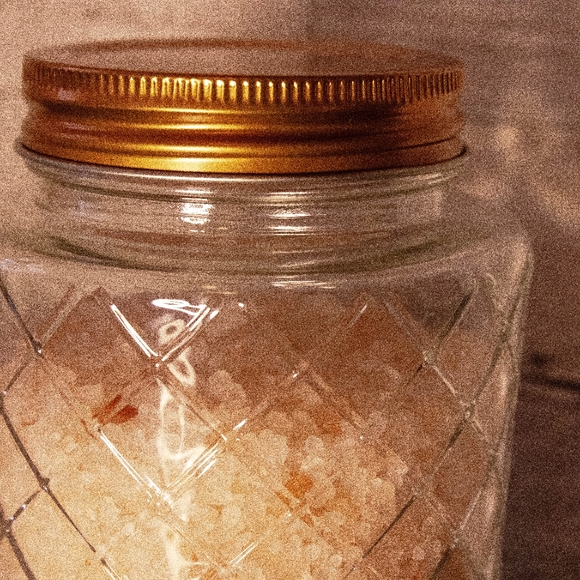 Himalayan Pink Bath Salts in a decorative jar - Picture 2 of 3